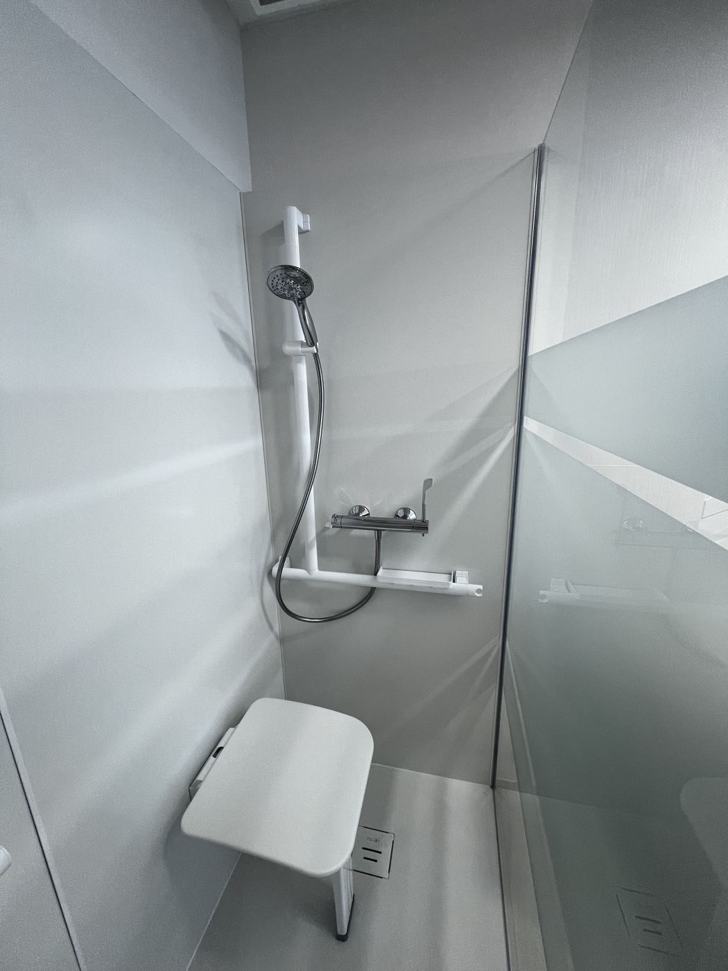 Salle de bain rénovée par Nouvel Espace — douche à l'italienne, vue d'ensemble